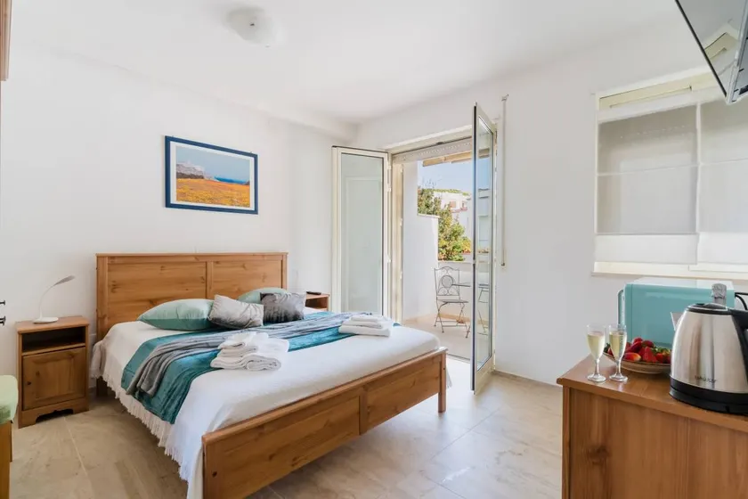 Chambre privée avec terrasse et internet haut débit | Vue ville | Plage à proximité | Avec animaux acceptés - Image 1