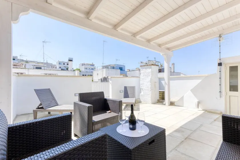 Flat with terrace - Image 1