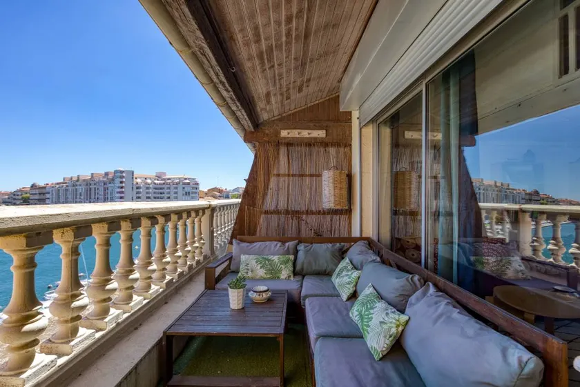 T3 Apartment on the Quay with Terrace, Wi-Fi, and Air Conditioning - Image 1