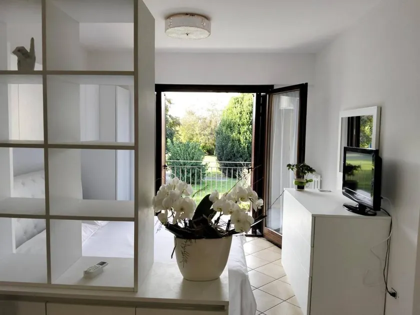 Apartment with garden | Garden view - Image 1