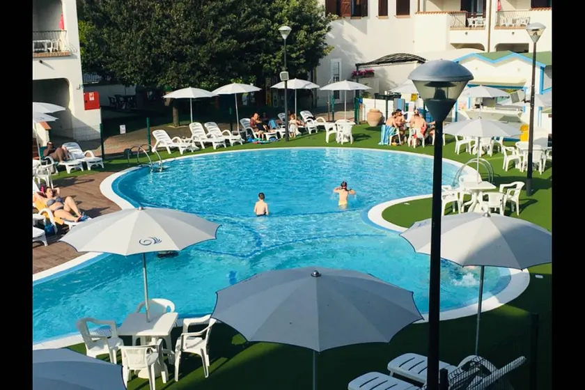 Village vacances avec terrasse, piscine et jardin - Image 1