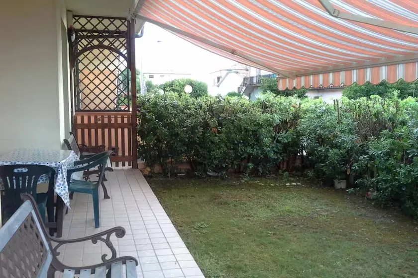Agréable appartement de vacances convivial et familial avec terrasse et jardin | Vue jardin | À côté de la plage | Avec animaux bienvenus - Image 1