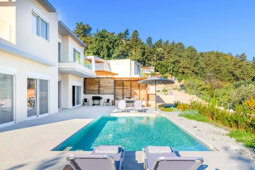 Fully equipped beautiful villa with terrace & private pool - Image 1