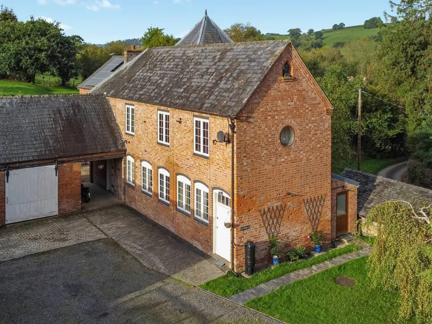 Family-friendly lovely cottage with garden | Pets are welcome - Image 1