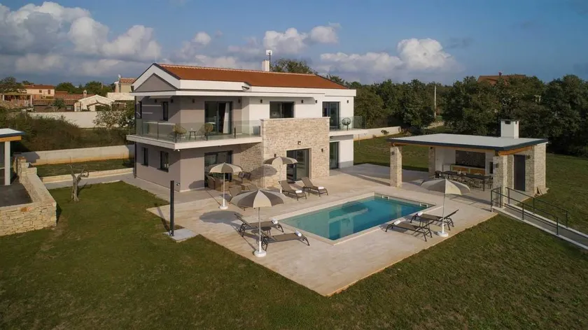 Villa with garden & terrace - Image 1