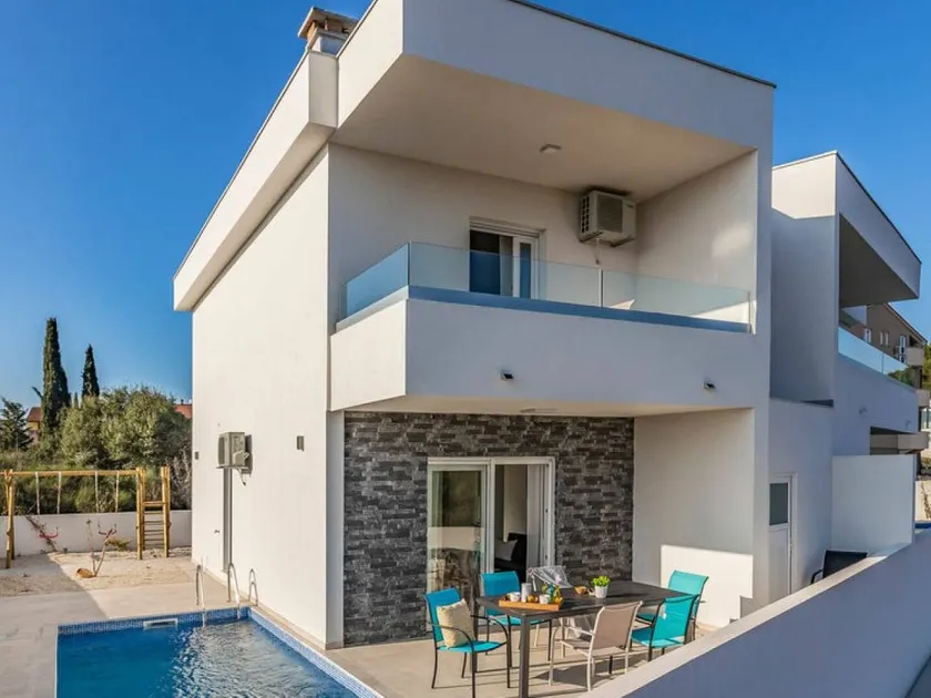 Villa with terrace & pool - Image 1
