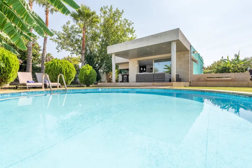 Villa with terrace, garden & private pool - Image 1