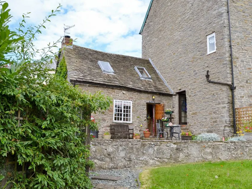 Family-oriented lovely house with garden | River view - Image 1