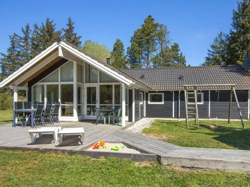 Ferienhaus mit Terrasse, privatem Pool und Garten - Image 1