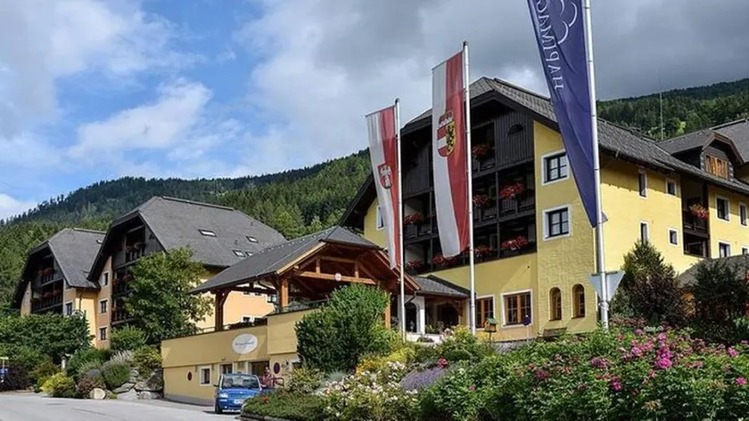 Apartment with pool, terrace & sauna - Image 1