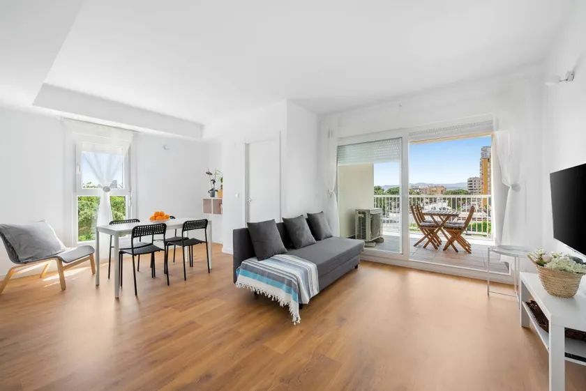 Appartement de vacances avec piscine privée, internet haut débit et terrasse | Vue montagne - Image 1