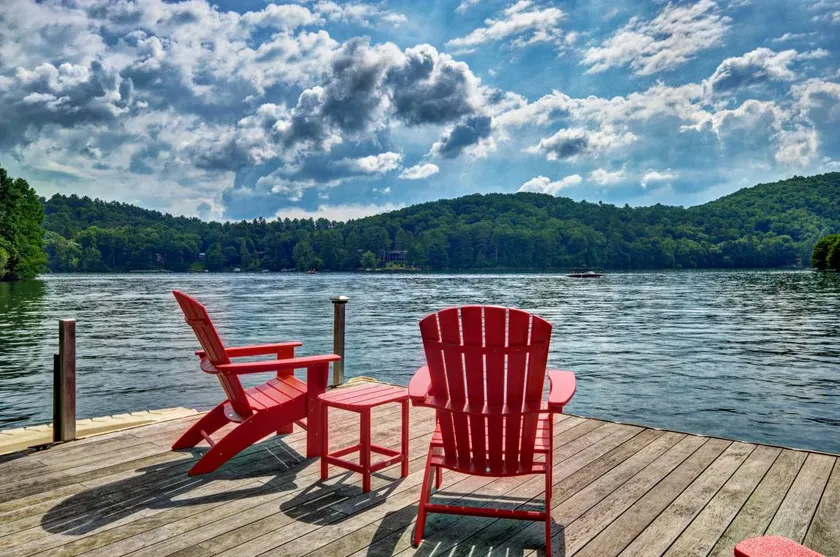 Like to sit back, relax & enjoy the lake? Come stay at Lakeside today! - Image 1