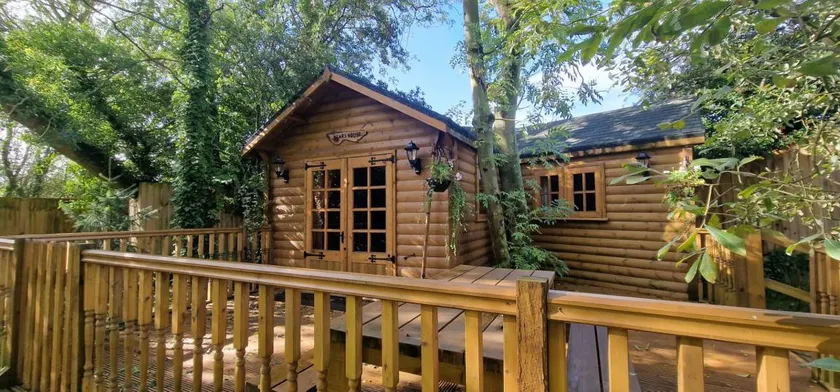 Child-friendly cabin with garden, hot tub & BBQ | Lake view - Image 1