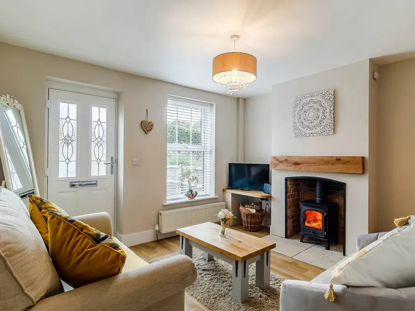 Family-friendly cottage with jacuzzi, garden & BBQ | River view | Pet-friendly - Image 1