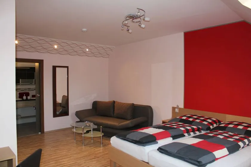 Habitación privada con terraza | Vistas al jardín - Image 1