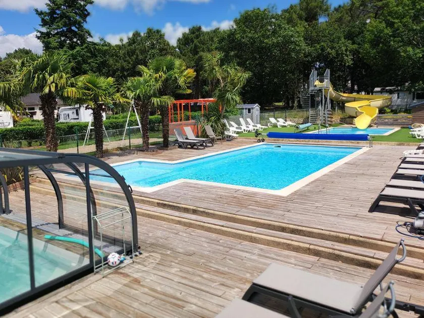 Tienda de campaña con terraza y piscina climatizada - Image 1