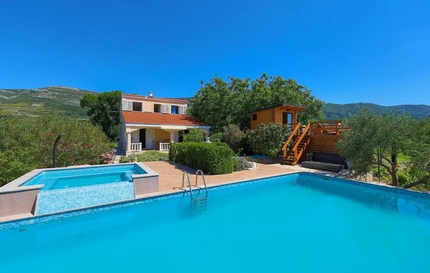 Villa with terrace, jacuzzi & barbeque - Image 1