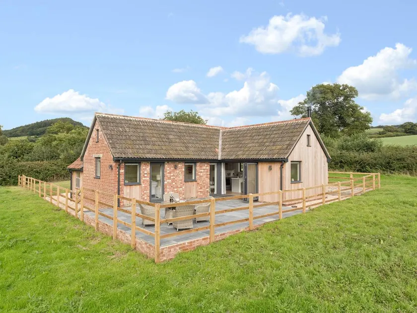 Child-friendly lovely cottage with garden, BBQ & terrace | River view - Image 1