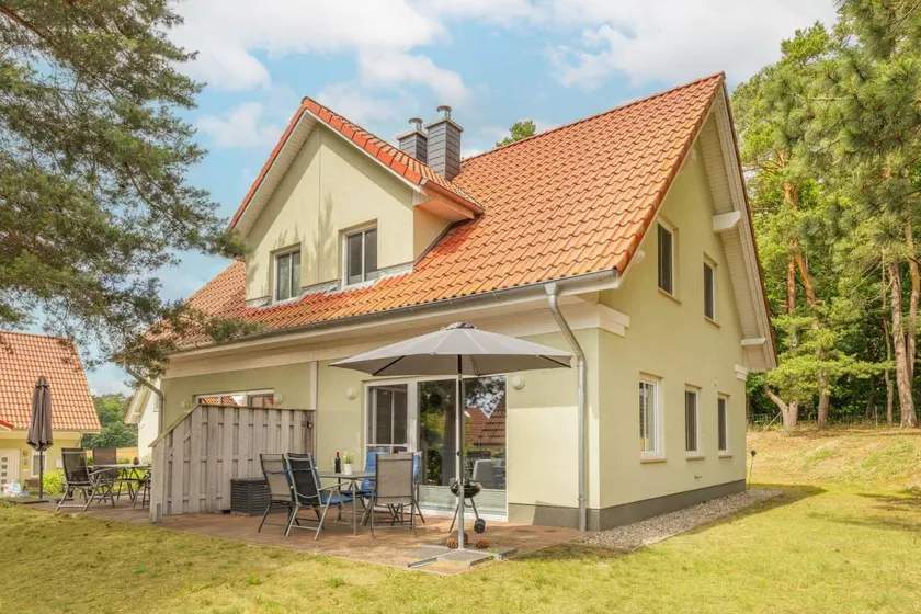 Ruhiges Ferienhaus in Korswandt im Grünen – mit Garten, Kamin & Infrarotkabine - Image 1