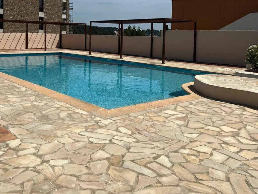 Mobil-home avec terrasse et piscine - Image 1