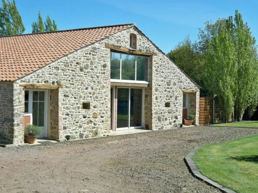 Cottage with garden, BBQ & private pool - Image 1