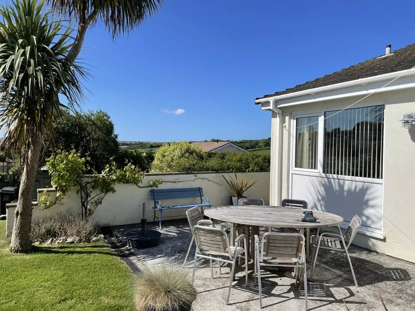 Cottage with garden - Image 1