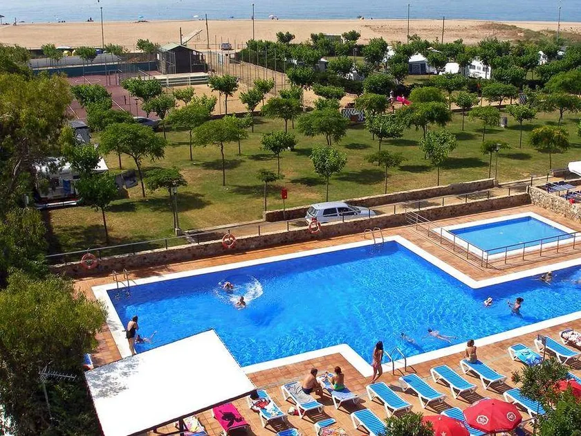 Bungalow with terrace & pool - Image 1