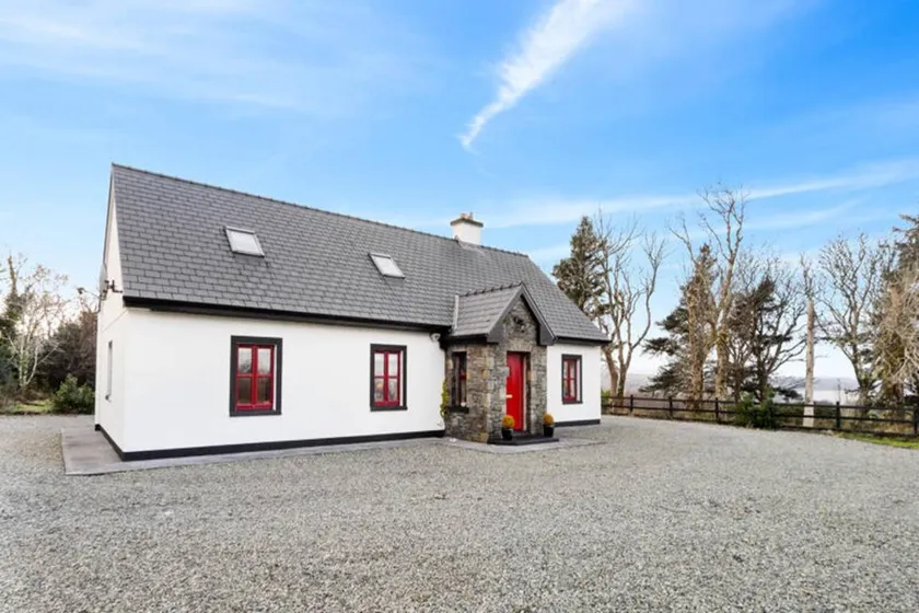 Holiday apartment with BBQ & garden - Image 1