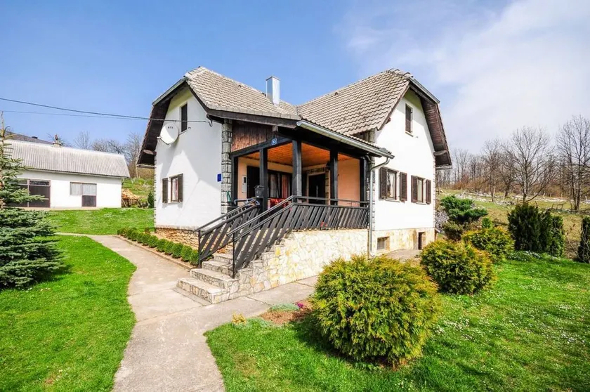 Holiday home with garden & barbeque - Image 1