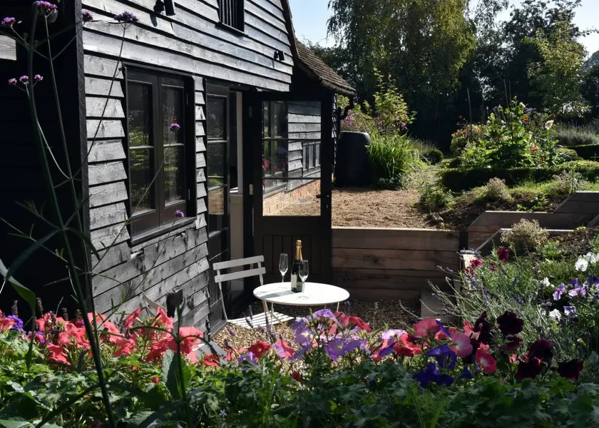 Cottage with garden - Image 1