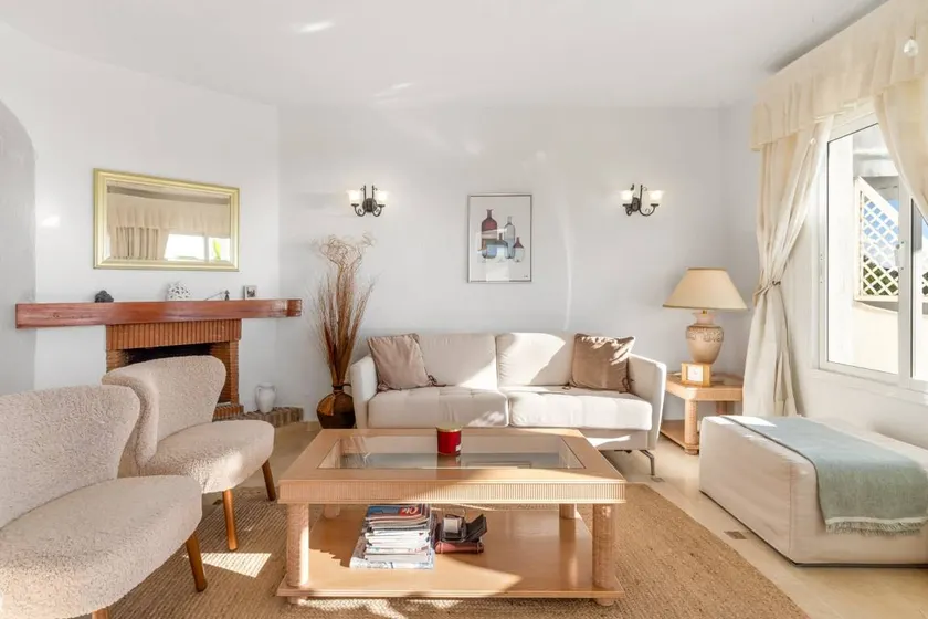 Spectacular Sea Views, Pool & Garden – Calahonda Apartment for 6 - Image 1