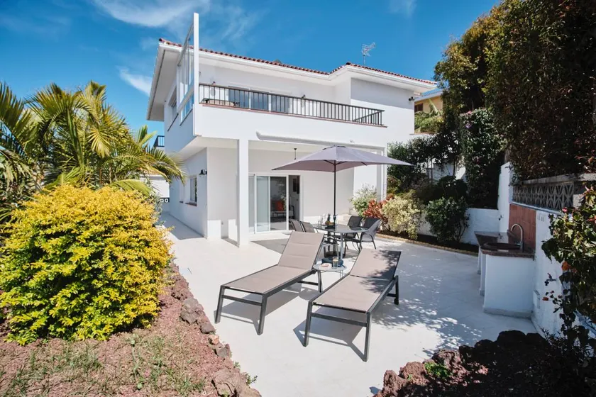 Apartment with garden & terrace | Garden view - Image 1
