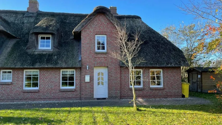 Ida's Hus – Thatched Holiday Home with Lighthouse View - Image 1