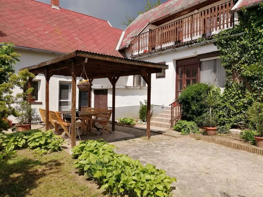 House with garden & terrace - Image 1