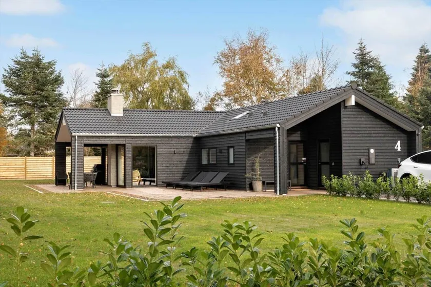 Fully equipped lovely holiday home with barbeque, terrace & hot tub | Pets allowed - Image 1