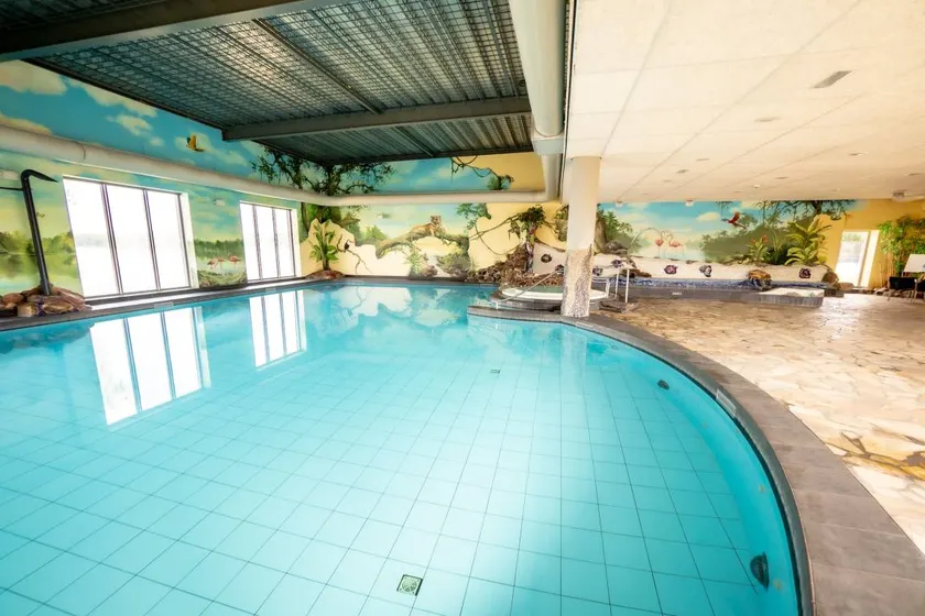 Holiday home with garden, pool & terrace - Image 1