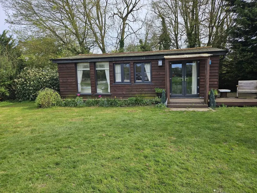 Dunmow 1-Bed Cabin, Sleeps 4, 10 mins to Stansted - Image 1