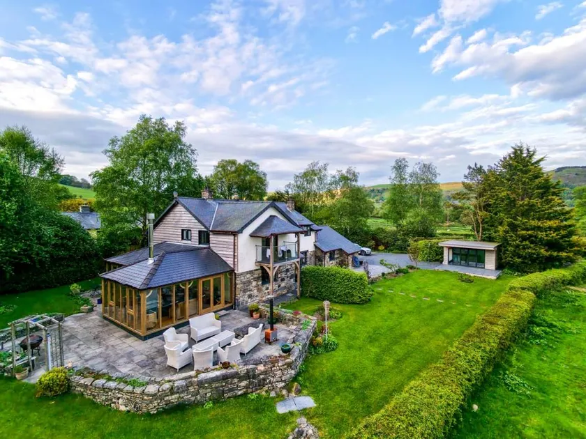 Cottage with garden, barbeque & hot tub - Image 1
