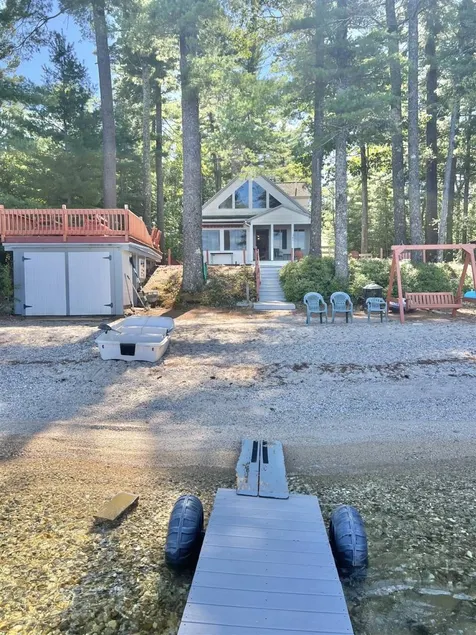 House | Lake view - Image 1