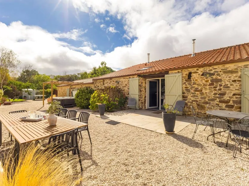 \"Charming Cottage with Private Garden, Jacuzzi, and Bikes – Near Nantes & Beach\" - Image 1
