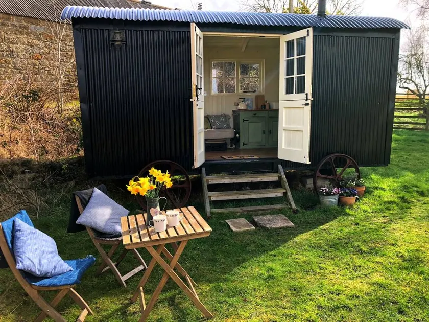 Romantic Shepherd Hut for a Glamping Getaway near Northumberland, England - Image 1