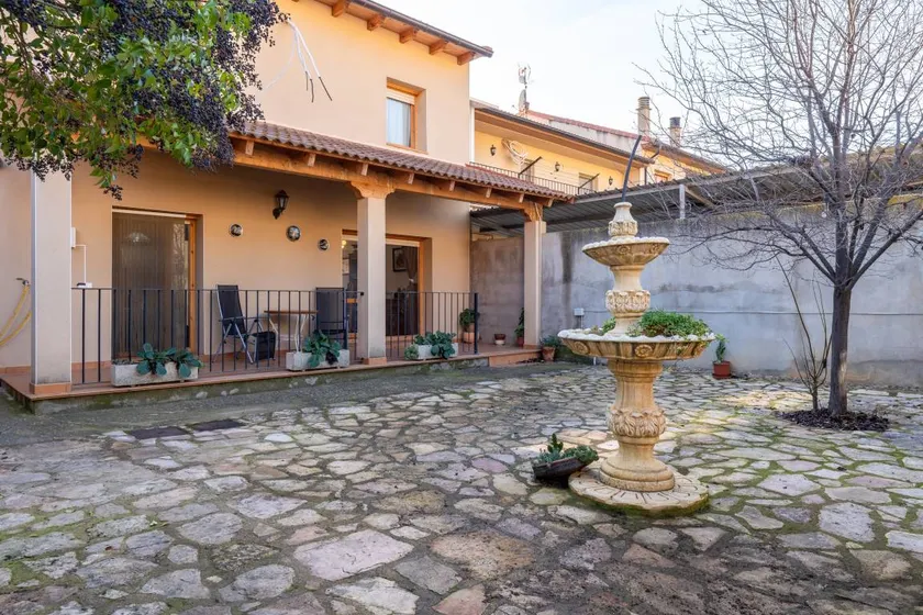 House with terrace, jacuzzi & BBQ | Mountain view - Image 1