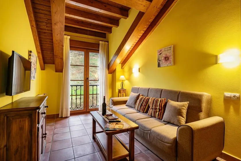 Fully equipped holiday home with barbeque - Image 1
