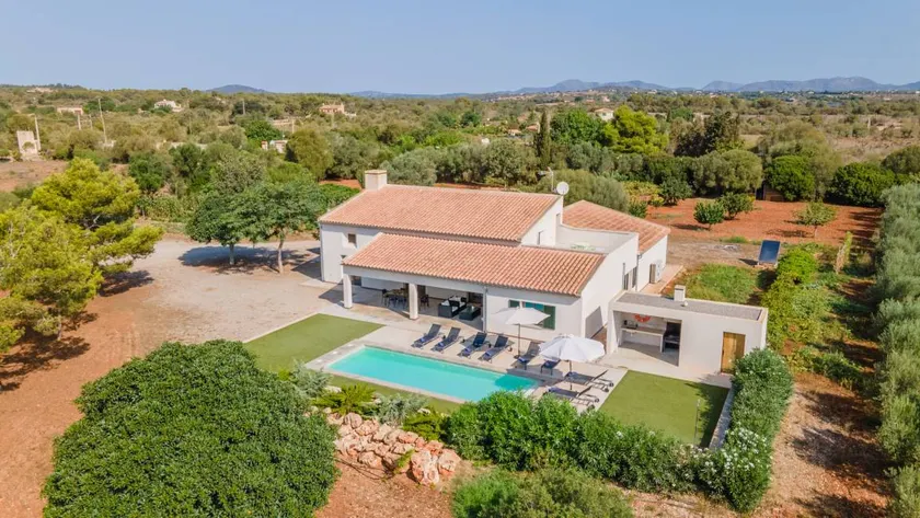 Holiday home with garden, barbecue & private pool - Image 1