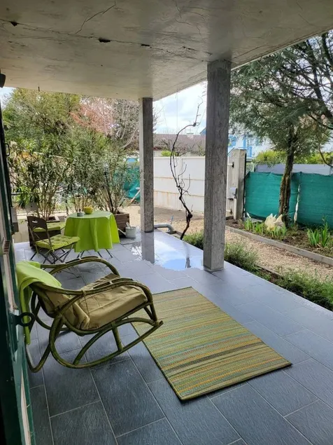 Holiday home with garden & terrace - Image 1