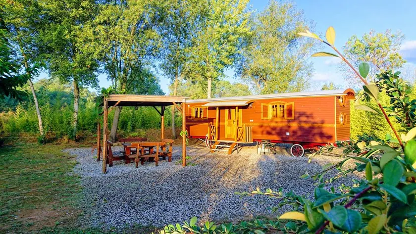 Family-friendly cabin with garden, terrace & heated pool | Mountain view - Image 1