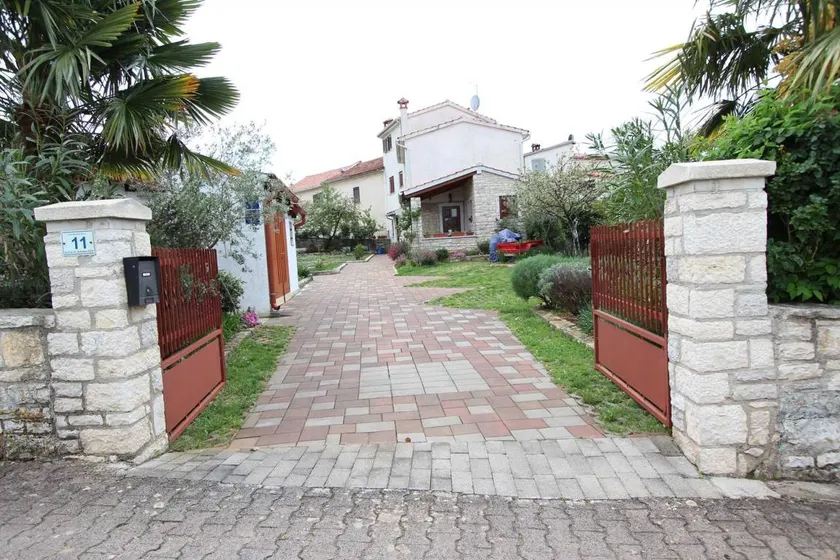 Dedicated room with BBQ & garden - Image 1