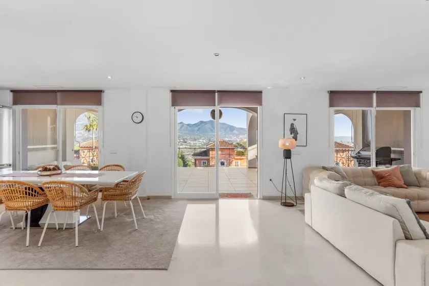 Geräumige und elegante Villa mit beheiztem Pool v214 - Image 1