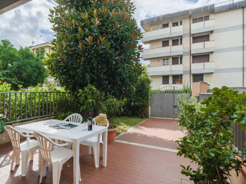 House with garden - Image 1