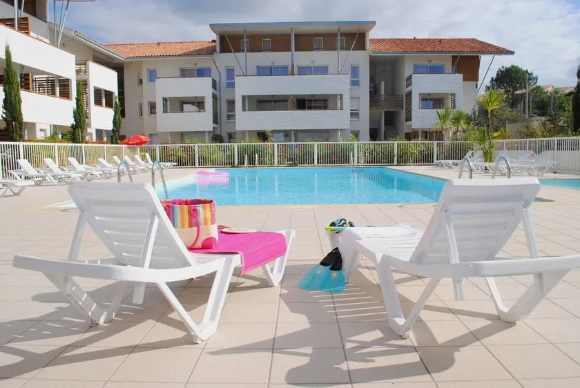 Charmant appartement en copropriété adapté aux familles avec terrasse, piscine et sauna | Vue golf - Image 1